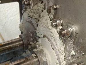 無機物含有率90%以上の汚泥を脱水し、含水率57%の脱水ケーキに!